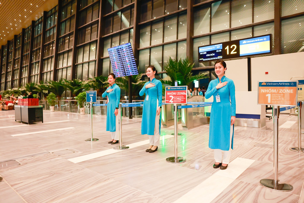 Nếu có vấn đề thắc mắc, Quý khách đừng ngần ngại hỏi các nhân viên tại sân bay để được hỗ trợ tận tình (Nguồn: Vietnam Airlines)